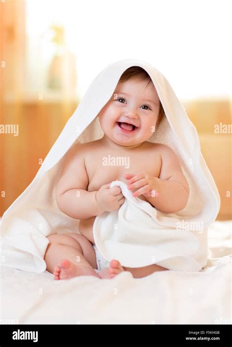 Niña Sonriente Bajo Toalla Blanca Después Del Baño Fotografía De Stock Alamy