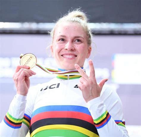 Her last victories are the women's keirin during the world championships 2019/2020 and the women's. Dreifach-Weltmeisterin Emma Hinze in Cottbus empfangen - WELT