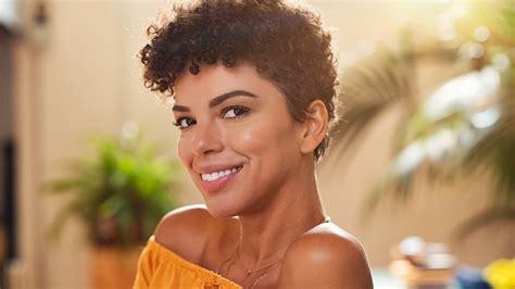 16 short hairstyles that make super curly hair pop