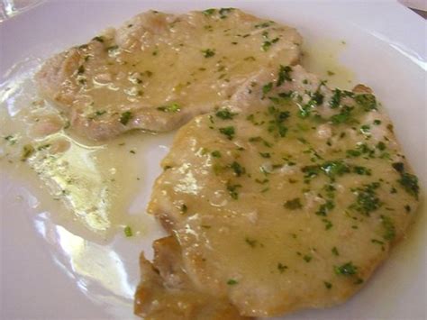 Tritate un rametto di rosmarino con quattro foglie di salvia, l'aglio e la cipolla; Le ricette | Scuola & Bottega a Pioltello e Melzo