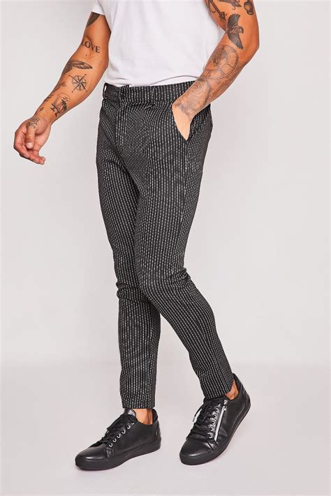 Codes promo, ventes flash, livraison offerte, trouvez le produit de vos rêves à prix réduit ! Pantalon à pinces noir tirets - Brentiny Paris