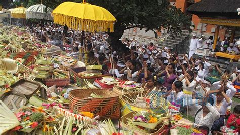 Makna Alam Semesta Di Banten Suci Dalam Upakara Umat Hindu Di Bali