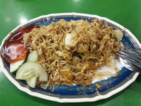 Egg x1 maggi curry packet x1 plain air dried noodle x1 garlic (sparingly). Maggie Goreng in Mustafa! | Ho Yin Wong | Flickr