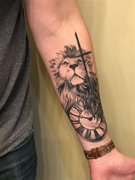 They are usually worn by men (on the shoulders, back, forearm). Pin on Tattoos