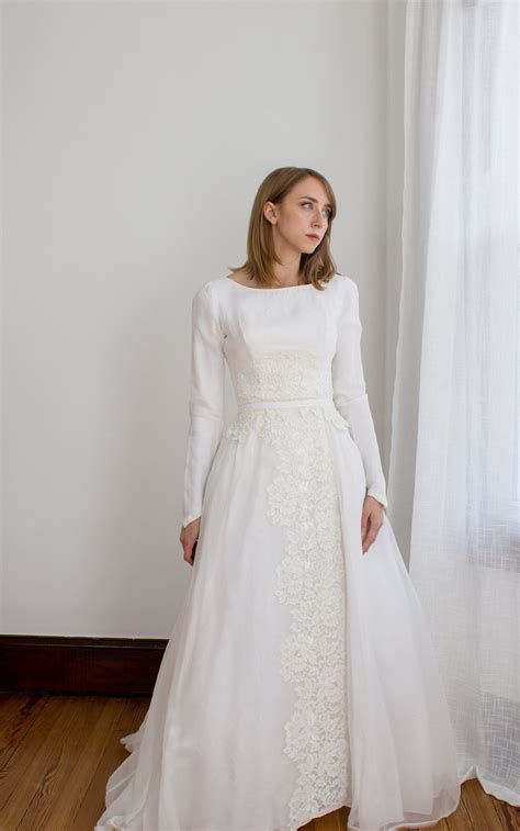 Https://tommynaija.com/wedding/1950 Long Sleeve Lace Wedding Dress