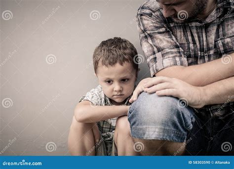 Hijo Triste Que Abraza A Su Papá Foto De Archivo Imagen De Tristeza