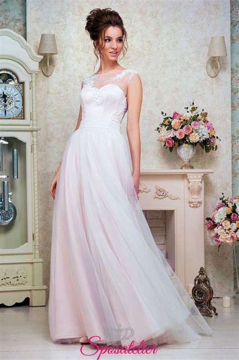 Raffinato, elegante e romantico, l'abito da sposa in pizzo è spesso associato allo stile. abito da sposa romantico e vintage collezione 2018Sposatelier