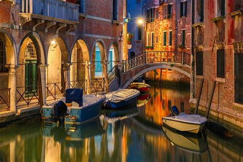 An island city, it was once the center of a maritime republic. The Magic of Venice at Night | ITALY Magazine