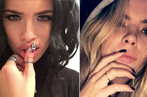 Fingermouthing Is The New Hot Pose For Selfies