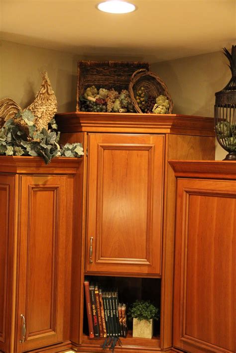 Here is a list of the good, the bad, and the ugly options for decorating above your kitchen cabinets. 250.JPG 1,067×1,600 pixels | Tuscan decorating, Cabinet ...