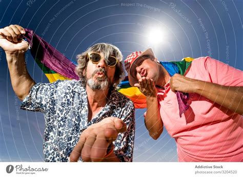 Aufgeregtes Pralles Schwules Paar In Der Wüste Ein Lizenzfreies Stock Foto Von Photocase