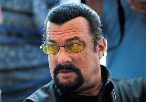 Actor and martial artist steven seagal was born on april 10, 1952, in lansing, michigan. Kendt skuespiller anklager Steven Seagal for sexchikane ...