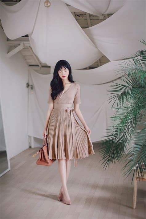 10 Ide OOTD Kondangan ala Korea, Gaya Anggun yang Effortless