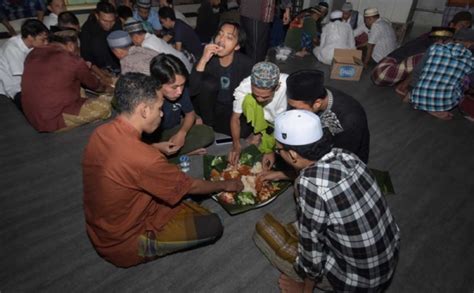 Tradisi Megibung Di Bali Alkuturasi Budaya Islam Dan Hindu 0 Foto