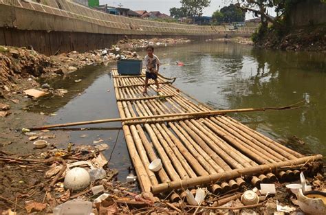 Jika player tidak bisa diputar/play, silahkan refresh halaman beberapa kali sampai bisa diputar/play. Gawat! 61 Persen Sungai di Jakarta Tercemar Limbah