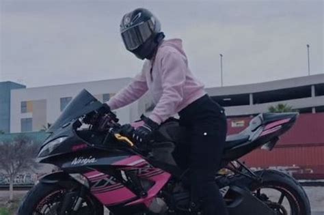 Gorgeous Biker Girl Breaks Internet As Blokes Stop And Stare And