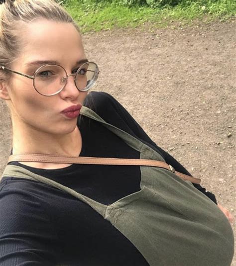 Doting mother helen flanagan ensured she caught the eye on saturday as she made her first public appearance since welcoming her third child with fiancé scott sinclair. Coronation Street cast Helen Flanagan flaunts cleavage in tight dress | Daily Star