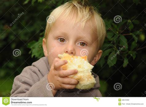 Kind Das Torte Isst Stockfoto Bild Von Jung Schmuddelig 48572360