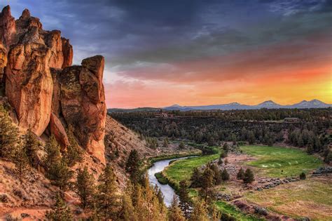 Sunset At Smith Rock State Park In Oregon Photograph By David Gn