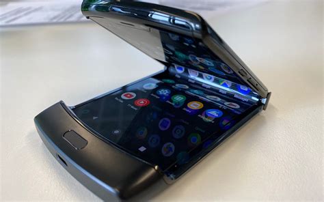motorola-s-2020-razr-is-a-compact-$2699-foldable-phone-pickr