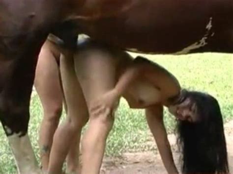 Mädchen wird vom pferd gefickt