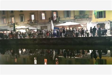 Nessun controllo a milano all'alba della zona gialla: Covid: sui Navigli a Milano serata di festa e ...