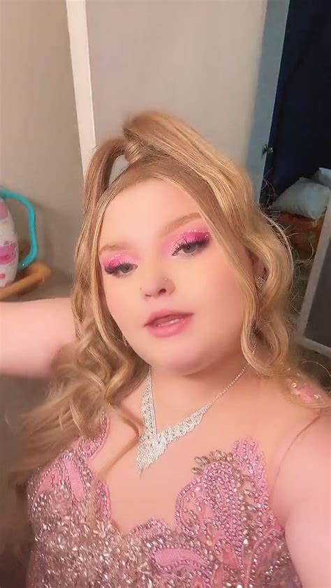 Honey Boo Boo 17 Shows Off Glam All Pink Prom Look In New Tiktok And Fans Think She Looks Like