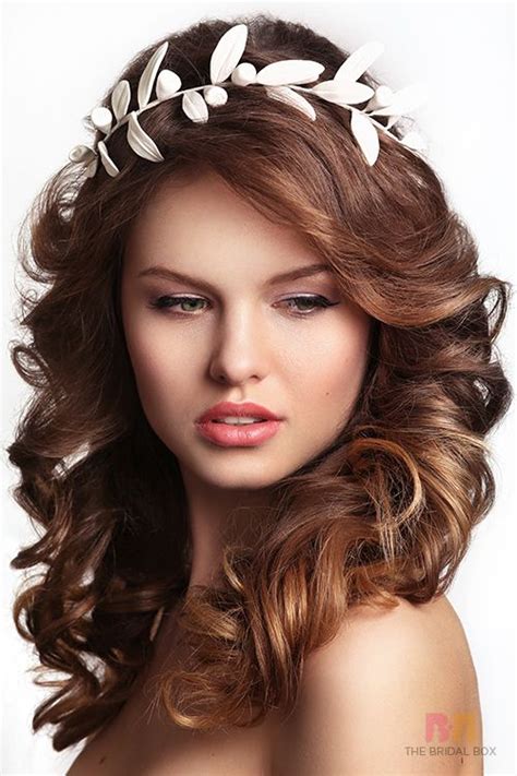 17 Inspiring Wedding Hairstyles For Round Face