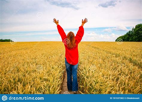 Mujer Con Brazos Extendidos En Un Campo De Trigo Foto De Archivo