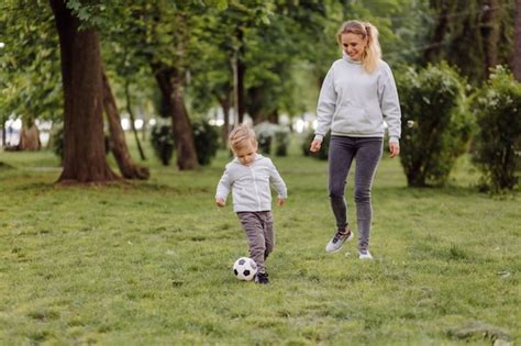 Feliz Sonriente Madre E Hijos Jugando Con Pelota De Fútbol Al Aire
