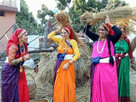 Kumoni Style Traditional Outfits Uttarakhand Incredible India