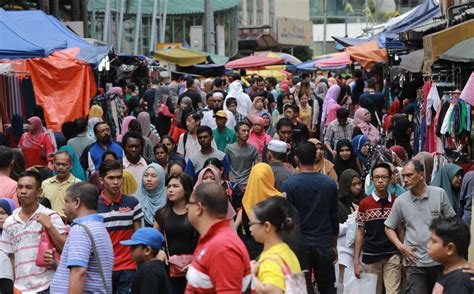 Malaysia shows a moderate population density, with 99 people per square km and it was in position 111th in our ranking of density population in 2019. Malaysia's population reaches 32.2 million in Q3 2017 ...