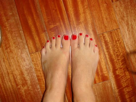 Olivia Munns Feet