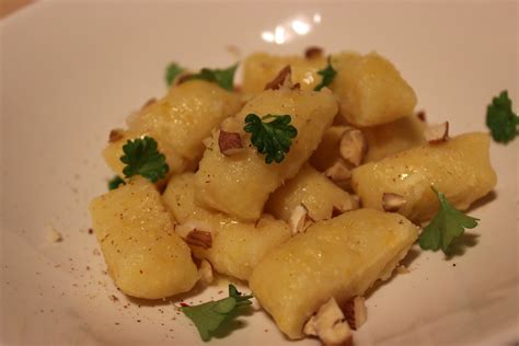 Die pastinake ist ein wurzelgemüse, das vor allem in der kalten jahreszeit sehr geschätzt wird. Pastinaken-Gnocchi mit Haselnuss-Zitronen-Butter - evchenkocht