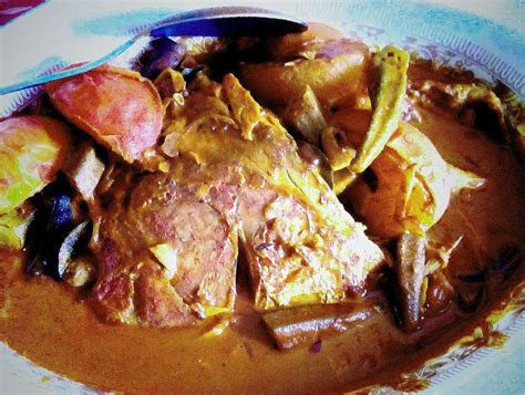 Kari kepala ikan yang pekat berempah, pedas, masam, semua cukup rasa. Gubuk Kecil Kembara Jalanan: Kari Kepala Ikan Bangsar