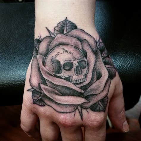 Jeden tag werden tausende neue, hochwertige bilder hinzugefügt. 47 Rose Hand Tattoos For Women - Best Tattoo