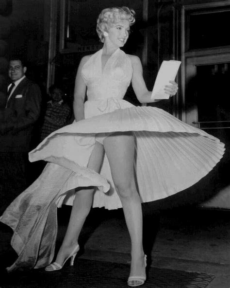 Marilyn Filming The Seven Year Itch Marilyn Monroe Movies Marilyn Monroe Photos Seven