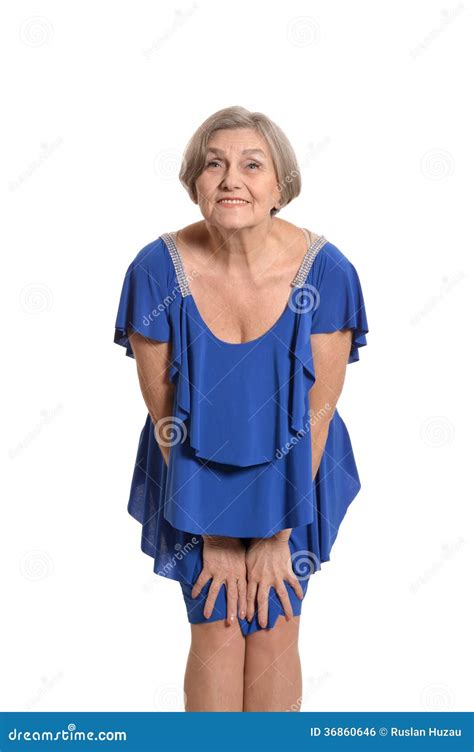 Une femme plus âgée dans la robe élégante
