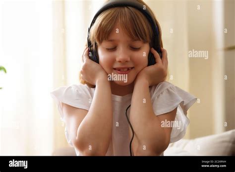 Carefully Listening Hi Res Stock Photography And Images Alamy