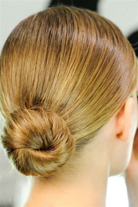 C'est le look parfait pour une soirée comme pour une journée au boulot. Coiffure hiver 2018 avec un chignon bas | Simple updo ...