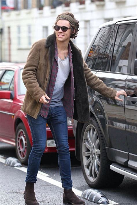 They are black chelsea boots. Pin de Olivia Acciavatti en Harry Styles | Moda hipster ...