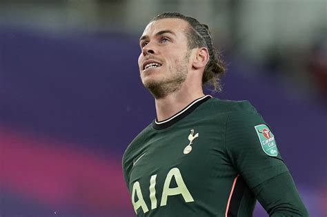 Он играет на позиции правый вингер. Tottenham: Jose Mourinho lobt Gareth Bale - und lässt ihn ...