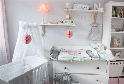 Ikea kinderzimmer ideen fürs zimmer schlafzimmer ideen wandregal lack schreibtisch. Ein skandinavisches Kinderzimmer und ein Wickelaufsatz für ...