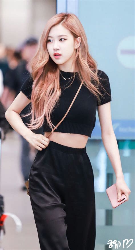 pin de jugu em rose blackpink airport style kpop feminino moda kpop looks