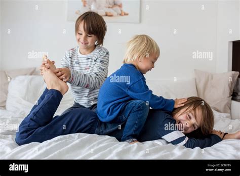 Füße Kinder Kitzeln Fotos Und Bildmaterial In Hoher Auflösung Alamy