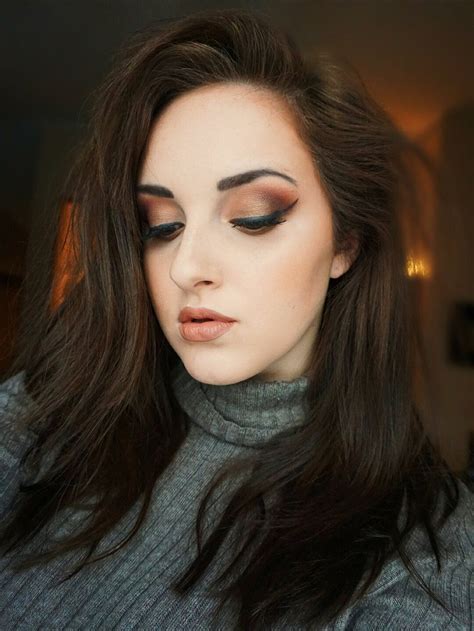Warm Brown Eyeshadow With A Dark Outer Corner Perfect Warm Toned Look
