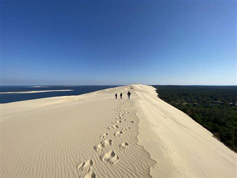 Aba ~ loose, usually black robe. La Dune du Pilat culmine à 102,5 mètres, soit 3,9 mètres ...