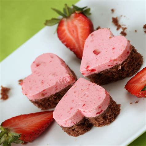 Mit diesen rezepten für muttertagskuchen macht ihr eurer mama eine besondere freude! Erdbeerherzen zum Muttertag | Rezept | Muttertag kuchen ...