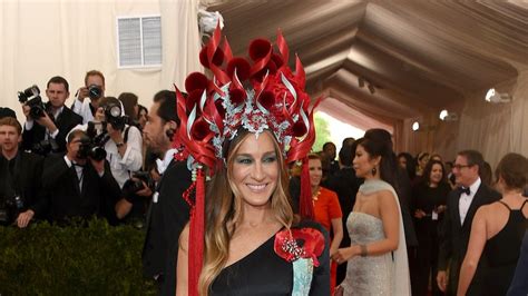 Sarah Jessica Parkers Met Gala Headdress And 8 Other Crazy Hat Looks