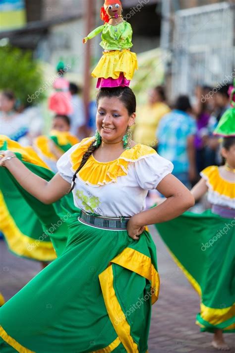 mujer bailando durante el carnaval islas galápagos — foto editorial de stock © piccaya 77335852